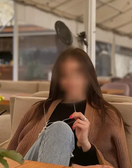 Büsra, 26
